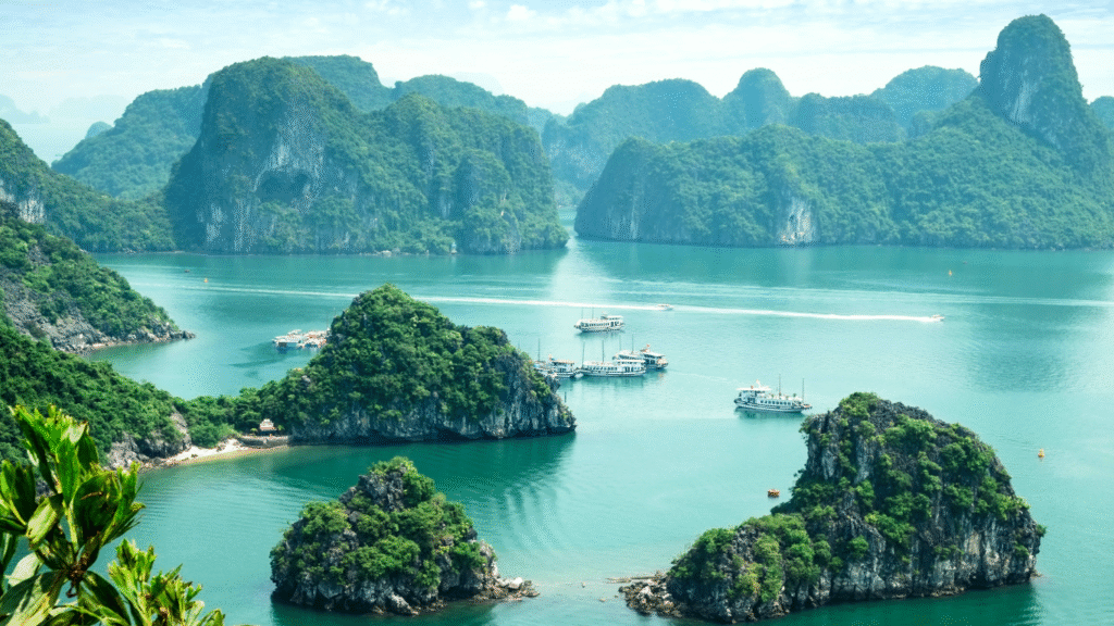 Entre islas de caliza y aguas esmeralda: vivir Halong desde dentro.
